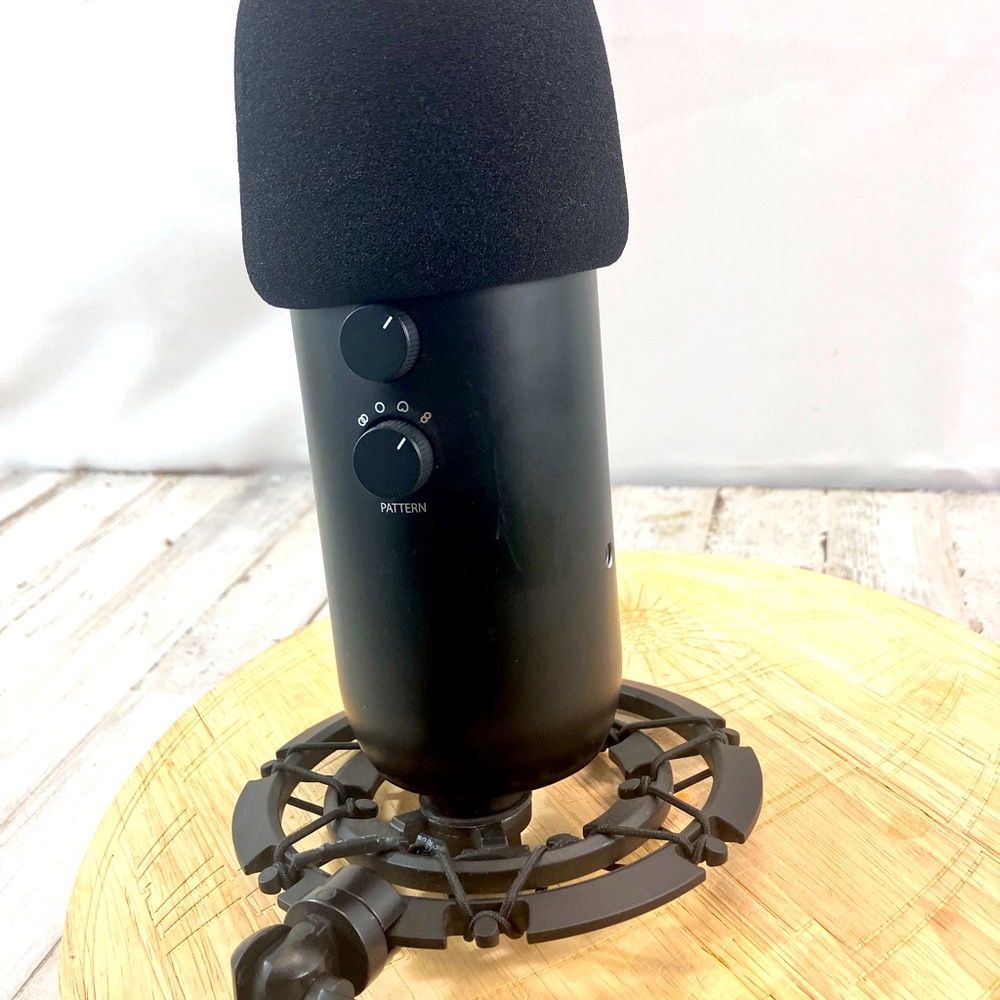 Logitech for Creators Blue Yeti USB Microphone for Gaming, Streaming, Podcast